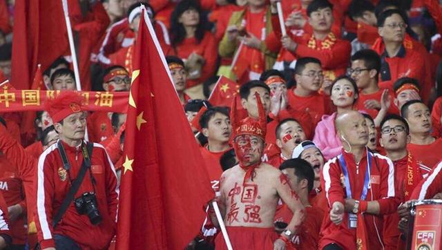 在欧洲冠军联赛中，曼城在半场落后两球的情况下逆袭，以3-2战胜莱比锡红牛，确保小组赛提前一轮结束时跻身小组首位。